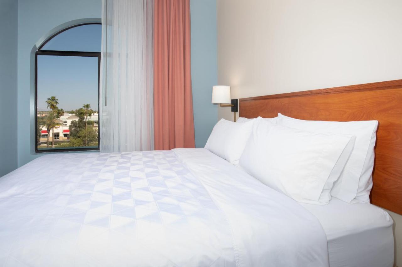 Holiday Inn & Suites Goodyear - West Phoenix Area By Ihg Exterior foto